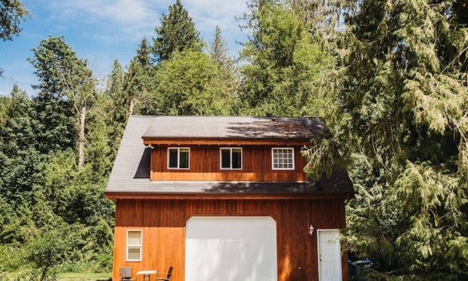 Glacier Apartment | Skyline Cottage: Private Hot Tub & High Guest Rating 9.8