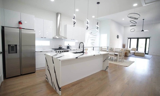 Oak Cliff Villa | Skyline Gem Penthouse Loft Dallas
