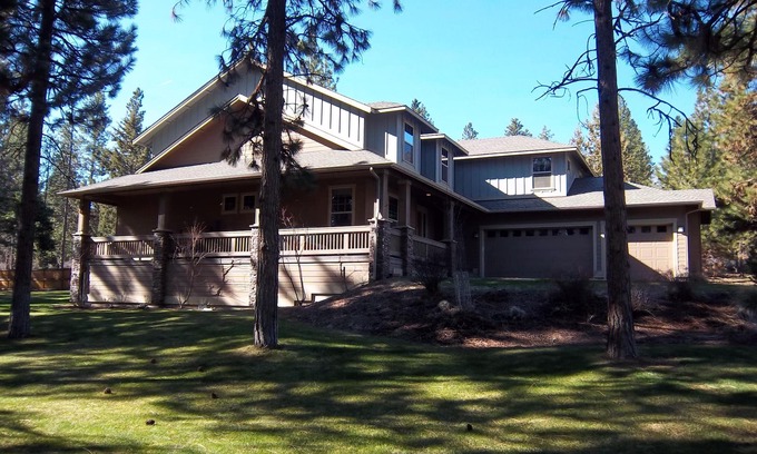 Bend Cabin | Skyline Lodge: Scenic Retreat Steps from Downtown
