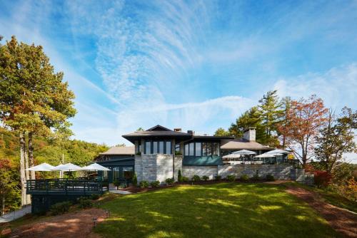 Highlands Hotel | Skyline Lodge: Ideal for Families and Pet Lovers