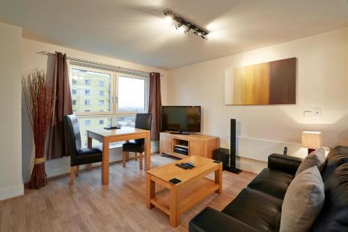 Basingstoke Apartment | Family-Friendly Getaway at Skyline Plaza By Viridian Apartments