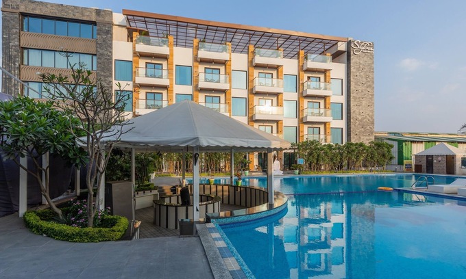 Rau Hotel | Discover Skyline Resort & Convention Centre with Pool Access