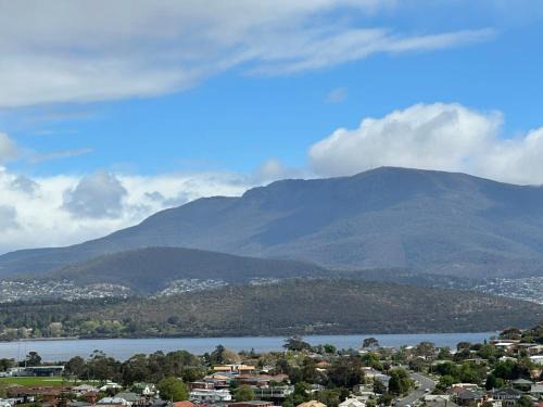 Lindisfarne House | Skyline Serenity House: Ideal Location Near City & Airport