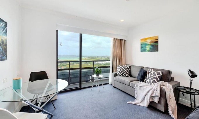 Takapuna Apartment | Skyline Sojourn Studio: Sea Views & Poolside Perks