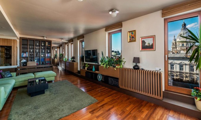 Inner City Budapest Apartment | Skyline View Apartment with En Suite Sauna & Child-Friendly Access