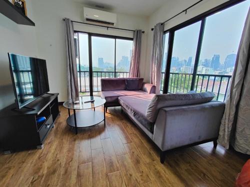Khlong Toei Apartment | Scenic Skyline View at BTS Thong Lo - Pet Friendly & Pool