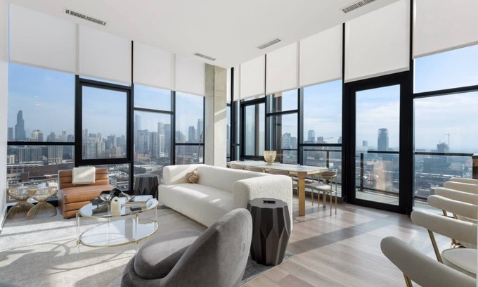 River West Apartment | Experience Cloud9: Ideal Penthouse for 14 at Fulton Market