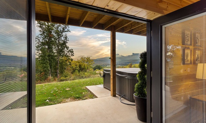 Stanley Cabin | Skyline View: A+ Ratings, Pet Friendly & Breakfast Included