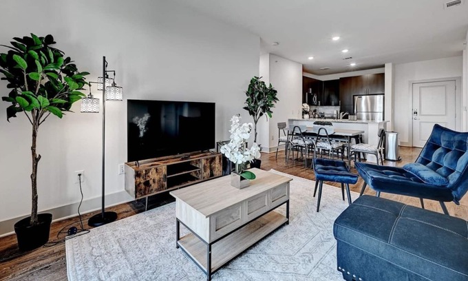 East Oak Hill Apartment | Skyline Views: 2-Bed Apartment with EV Charging & Parking