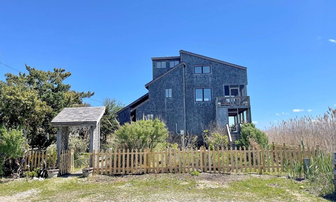 Ocracoke House | Experience Skynear: Breathtaking Views & Family-Friendly Amenities