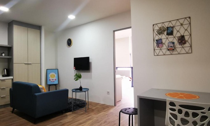 Cyberjaya Apartment | Skypark Cyberjaya: Poolside Retreat with Netflix & High-Speed WiFi