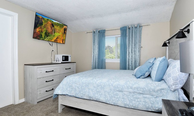 Five Corners House | SkyRoom - Private 1-bedroom Room in lovely Vancouver Home
