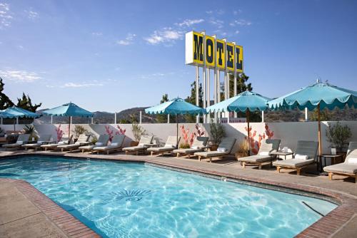 Los Alamos Hotel | Relax at Skyview Los Alamos - 21 & Over Pool Retreat