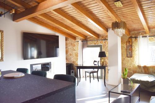 Alepou Apartment | Skyview Suite: Pet-Friendly Retreat with a Relaxing Hot Tub
