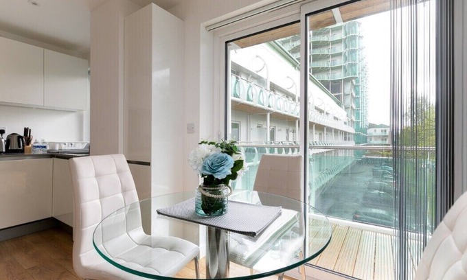 Grange Apartment | Skyvillion: Cozy 1-Bed Flat with Balcony & Parking