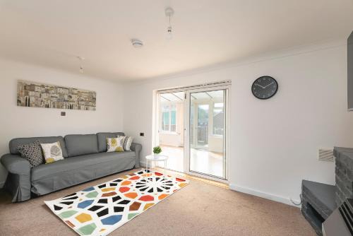 Stevenage House | Skyvillion - Cozy 3-Bed House in Stevenage with Garden