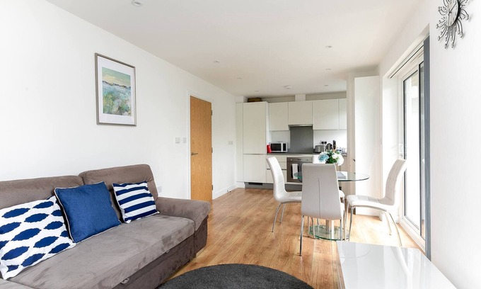 Grange Apartment | Skyvillion - Modern 1-Bedroom with Balcony in Enfield