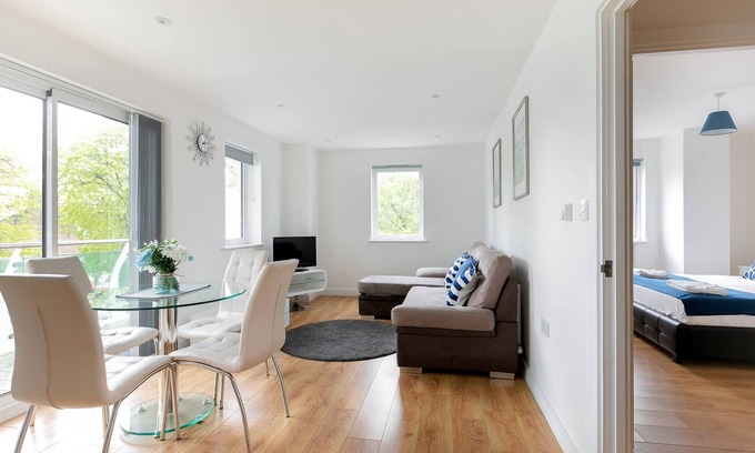 Grange Apartment | Skyvillion: Cozy 1-Bedroom with Balcony in Enfield
