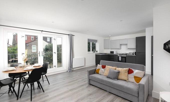 Enfield House | Cozy Skyvillion Vineyard Court 1-Bedroom with Balcony