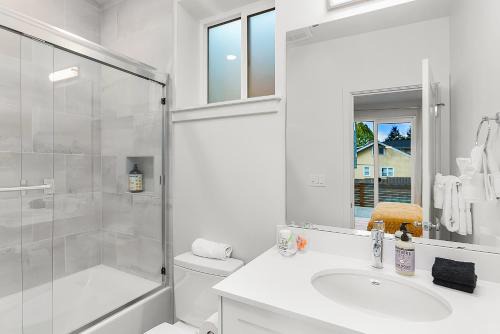 North Queen Anne Apartment | Discover Skywalker Rebel Base: Pet-Friendly Retreat, 9.3/10