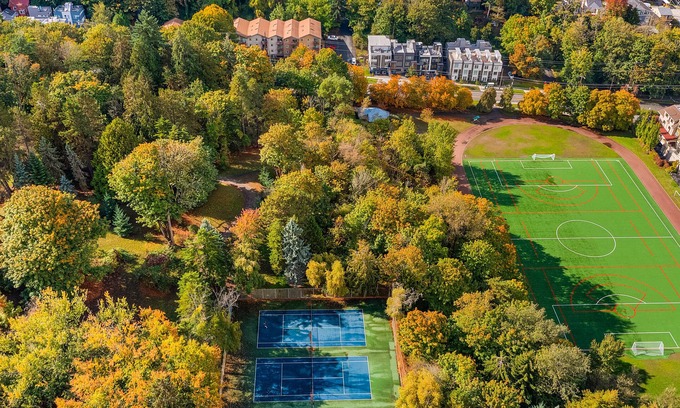 North Queen Anne Apartment | Explore Skywalker Rebel Base: Pet-Friendly & Spa Amenities