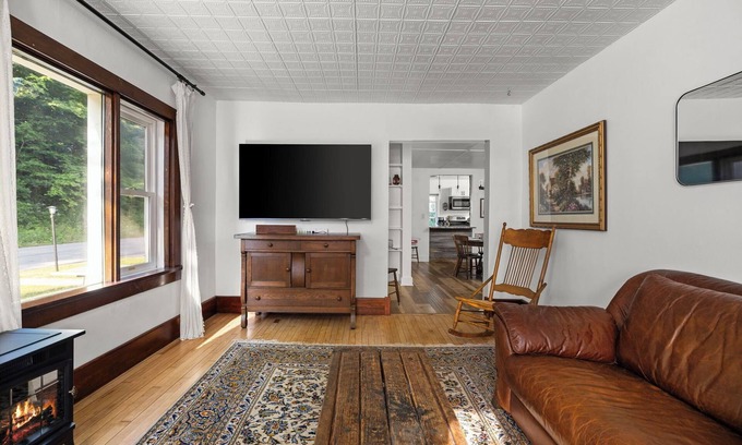 Traverse City House | Slabtown Farmhouse, walk to the beach, Hickory Hills, the Commons, Downtown