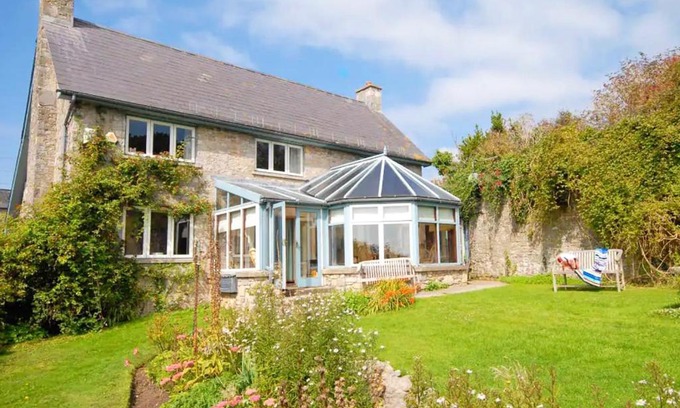 Southerndown House | Unforgettable Stay at Slade Cottage - 4-Star & Pet Friendly