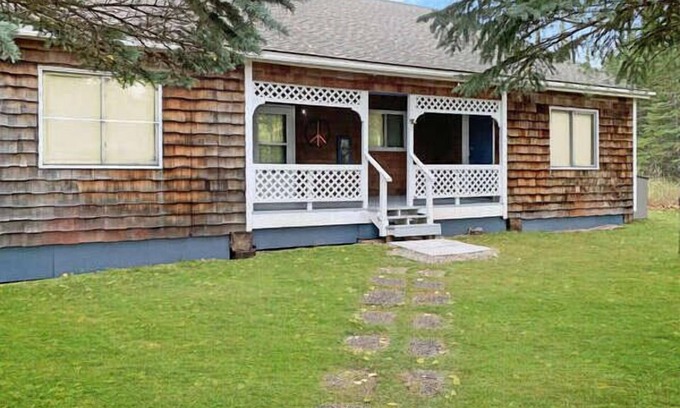 La Pointe House | Cozy Cottage Near Downtown La Pointe with Screened Porch