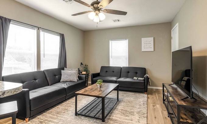 Bartlesville Apartment | Modern 1 Bd Remodeled Apt in Downtown - Guest Rated 10/10