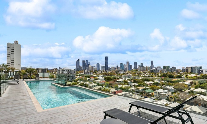 Kangaroo Point Apartment | Stylish 1-Bedroom Retreat with Rooftop Pool & City Views