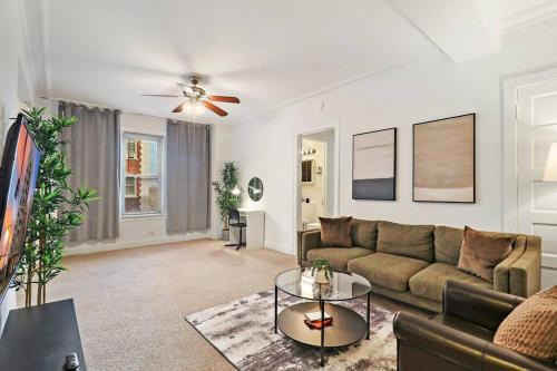 East Hyde Park Apartment | Modern 1-Bedroom Apartment in Chicago with Great Amenities