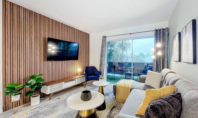 Lauderdale Harbours Condo | Sleek 1BR: Pool & Fashionable Design