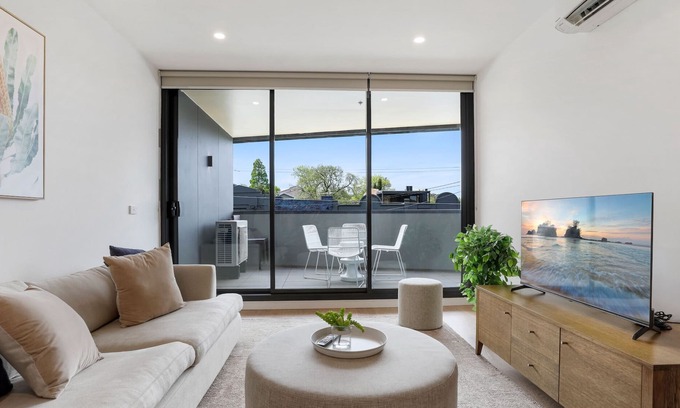 Ivanhoe Apartment | Modern 2 Bedroom Apartment with Alfresco Dining Space