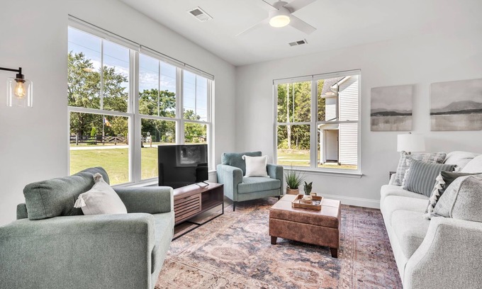 Taylors House | Trendy 3BR Pet-Friendly Retreat Near the City Center
