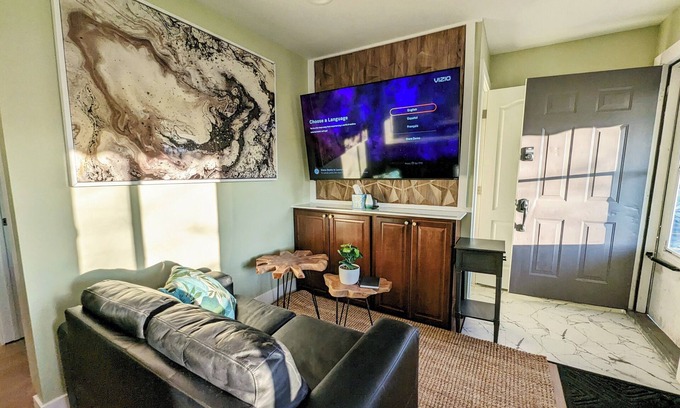 Flint House | Modern Central Retreat with Ocean View & Spa Amenities