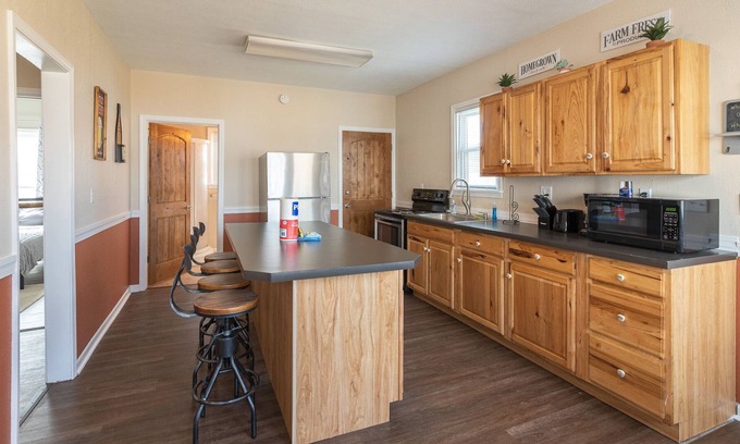 Kokomo House | Sleek and modern 4 bedroom 2 full baths