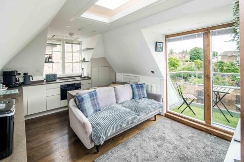 Ravenscourt Park Apartment | Sleek 4-Star Hammersmith Apartment with Balcony & Family Friendly