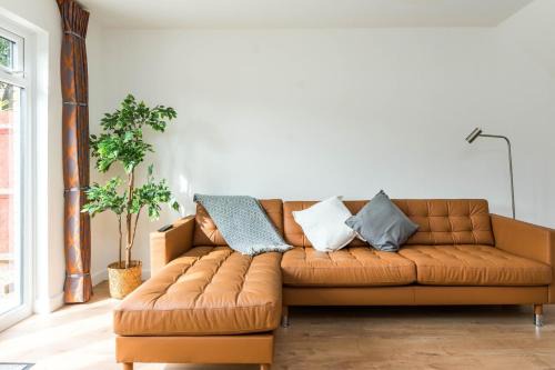 Anerley Apartment | Stylish 2BD Home with Garden in Family-Friendly Anerley