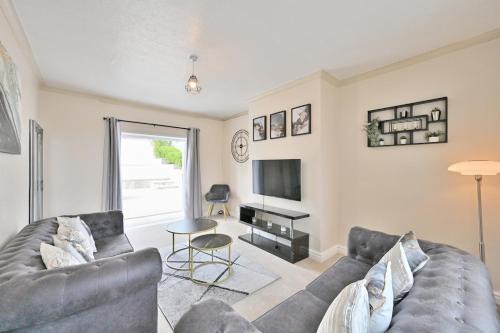 Bolton House | Sleek and Stylish 3 Bed in Bolton-Garden-Parking