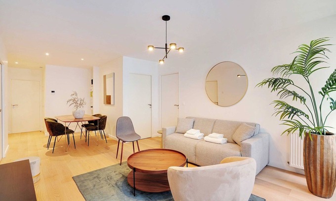Levallois-Perret Apartment | Sleek apartment in Levallois-Perret
