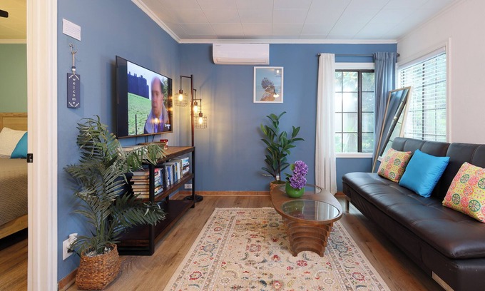 Santa Ana Apartment | Elegant Broadway 2B2B Flat with Spa & Breakfast Included