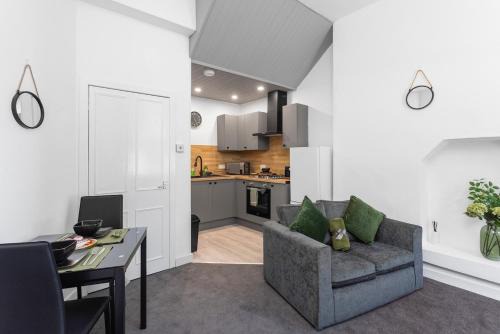 West End Apartment | Sleek Canalside Stay in Edinburgh