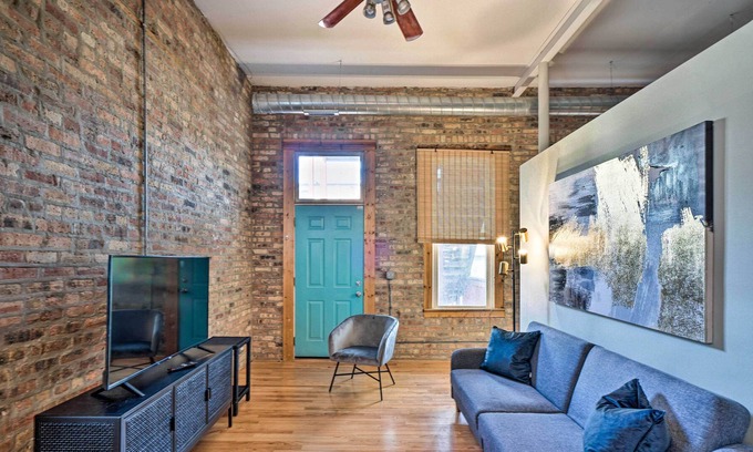Bucktown Condo | Modern Chicago Apartment: Steps from Dining & Nightlife