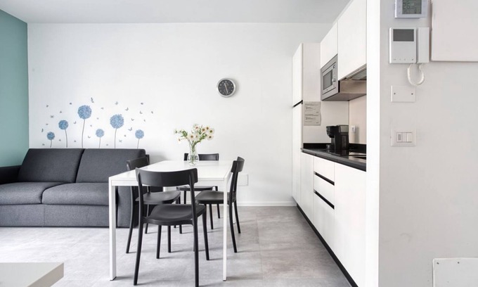 Dergano Apartment | Stylish City Retreat with Kitchen & Breakfast in Milan