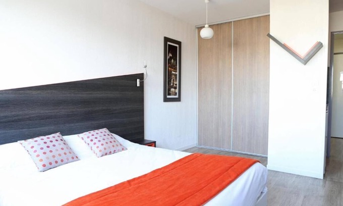 Chevilly-Larue Hotel | Modern City Flat with Kitchenette Near Orly Airport