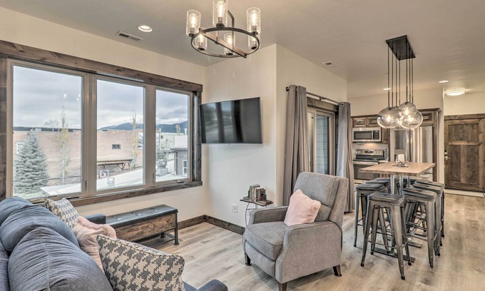 Columbia Falls Condo | Modern Columbia Falls Condo with Spa & Breakfast Included!