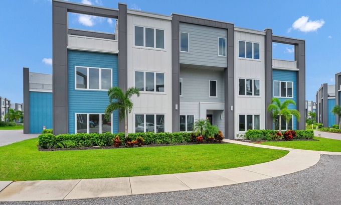Reunion Condo | Sleek Condo near Disney and Resort & Waterpark Access - B42-149