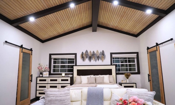 Urban Core House | Stylish Designer Loft with PS-5 and Ocean View in Jacksonville