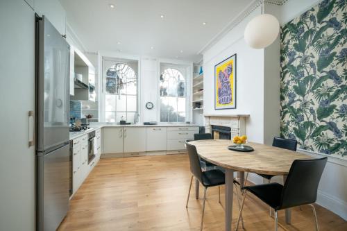 Angel Apartment | Stylish 4-Bed Flat with Courtyard in East London
