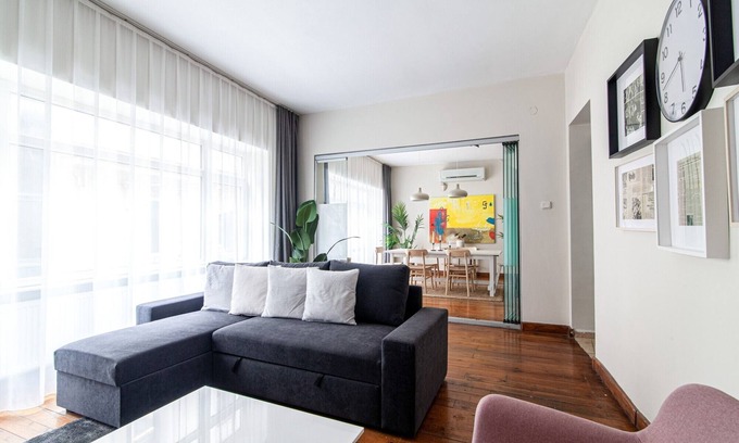 Asmali Mescit Apartment | Modern Flat Steps from Pera Museum with Pet-Friendly Amenities